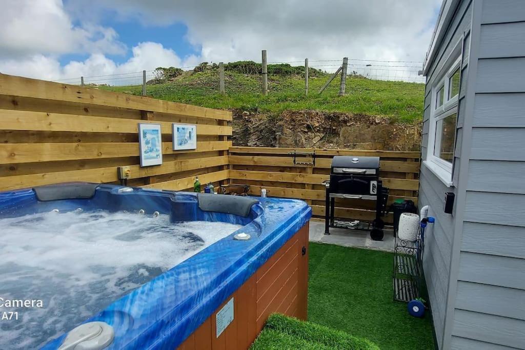 Adorable Private Couples Retreat With Hot Tub Apartment Llanfechell Exterior foto