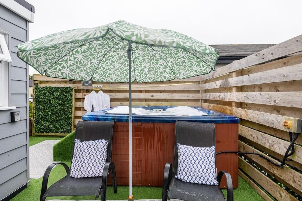 Adorable Private Couples Retreat With Hot Tub Apartment Llanfechell Exterior foto